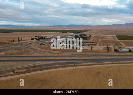 Coalinga, Kalifornien. Reststop und Hotels über den Highway 5. Stockfoto