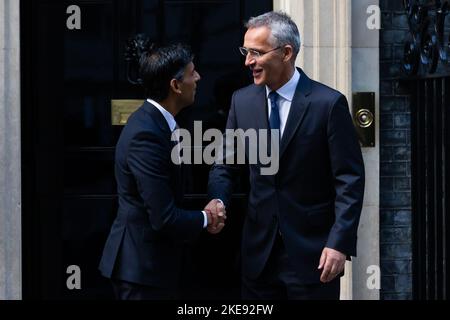 London, Großbritannien. 09.. November 2022. Der britische Premierminister Rishi Sunak begrüßt NATO-Generalsekretär Jens Stoltenberg vor der Downing Street 10 in London vor ihrem Treffen. Kredit: SOPA Images Limited/Alamy Live Nachrichten Stockfoto