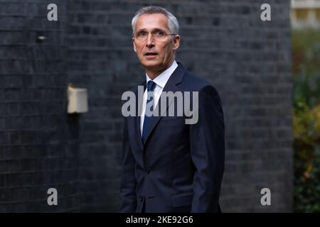 London, Großbritannien. 09.. November 2022. NATO-Generalsekretär Jens Stoltenberg geht vor einem Treffen mit dem britischen Premierminister Rishi Sunak die Downing Street in London hinauf. Kredit: SOPA Images Limited/Alamy Live Nachrichten Stockfoto