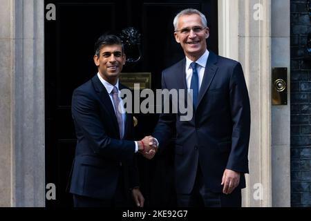 London, Großbritannien. 09.. November 2022. Der britische Premierminister Rishi Sunak begrüßt NATO-Generalsekretär Jens Stoltenberg vor der Downing Street 10 in London vor ihrem Treffen. Kredit: SOPA Images Limited/Alamy Live Nachrichten Stockfoto