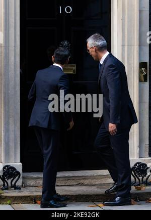 London, Großbritannien. 09.. November 2022. Der britische Premierminister Rishi Sunak begrüßt NATO-Generalsekretär Jens Stoltenberg vor der Downing Street 10 in London vor ihrem Treffen. Kredit: SOPA Images Limited/Alamy Live Nachrichten Stockfoto