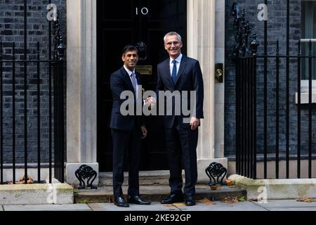 London, Großbritannien. 09.. November 2022. Der britische Premierminister Rishi Sunak begrüßt NATO-Generalsekretär Jens Stoltenberg vor der Downing Street 10 in London vor ihrem Treffen. Kredit: SOPA Images Limited/Alamy Live Nachrichten Stockfoto