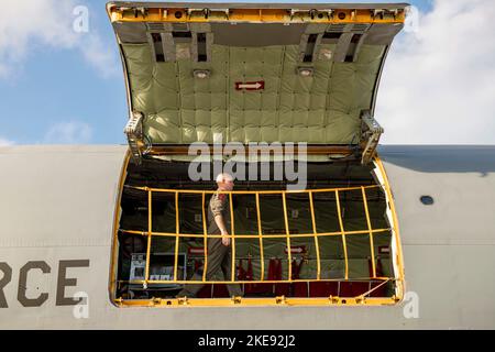 Militärflugplatz Kadena, Okinawa, Japan. 14. Oktober 2022. US Air Force Staff Sgt. Andrew Chance, Ausbilder des Flugbetankers von 909. Air Betanking Squadron, läuft mit einem KC-135 Stratotanker auf dem Militärflugplatz Kadena, Japan, im Oktober über den Frachtraum. 14, 2022. Die Boombetreiber sorgen dafür, dass die Boombereiche und Laderaumbereiche vorbereitet und bereit sind, während die Piloten vor dem Flug ihre Vorbereitungen im Cockpit treffen. (Foto von Cesar J. Navarro) Quelle: U.S. Air Force/ZUMA Press Wire Service/ZUMAPRESS.com/Alamy Live News Stockfoto