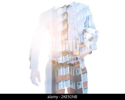 Doppelbelichtung eines männlichen Ingenieurs mit Zeichnungen und unvollendetem Gebäude auf weißem Hintergrund Stockfoto