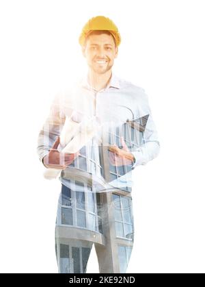 Doppelbelichtung eines männlichen Ingenieurs mit Zeichnungen und unvollendetem Gebäude auf weißem Hintergrund Stockfoto