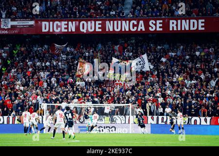 Sevilla, Spanien. Kredit: D. 9. Nov, 2022. Sevilla Fans (Sevilla) Fußball/Fußball : Spanisches 'La Liga Santander'-Spiel zwischen dem FC Sevilla 1-2 Real Sociedad bei Ramon Sanchez Pizjuan in Sevilla, Spanien. Quelle: D .Nakashima/AFLO/Alamy Live News Stockfoto