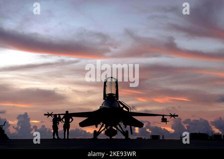 NAS Key West, Florida, USA. 3.. November 2022. US Air Force Staff Sgt. Benjamin Preston, ein Crewchef, der dem 180. Fighter Wing der Ohio National Guard zugewiesen wurde, Und Allison Garcia, der Senior Airman der US-Luftwaffe, ein Munitionsspezialist, der den 180FW zugewiesen wurde, steht vor den morgendlichen Trainingsflügen auf der Naval Air Station Key West, Florida, vor einem F-16 Fighting Falcon, der den 180FW zugewiesen wurde. 3, 2022. Die 180FW wurden nach Key West eingesetzt, um mit VFC-111, dem führenden Kampfgeschwader der Marine, zu trainieren. Sie bieten realistische Trainingsszenarien, die sicherstellen, dass die 180FW auf die Heimatverteidigung vorbereitet ist und c Stockfoto