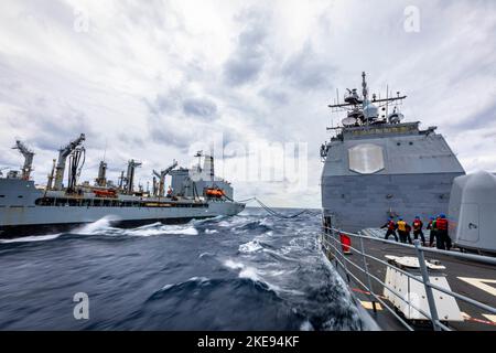 Philippinische See. 29. Oktober 2022. Der Ticonderoga-Klasse-Lenkraketen-Kreuzer USS Chancellorsville (CG 62) führt am Oktober im philippinischen Meer mit dem militärischen Sealift Command Henry J. Kaiser-Klasse einen Nachschuböler USNS Yukon (T-AO-202) durch. 28, 2022. Chancellorsville wird zur Unterstützung der Sicherheit und Stabilität im Indo-Pazifik-Raum in die US-7.-Flotte eingesetzt und ist dem Kommandanten der Task Force 70 zugewiesen, einer kampfbereiten Truppe, die das kollektive maritime Interesse ihrer Verbündeten und Partner in der Region schützt und verteidigt. (Bild: © U.S. Stockfoto