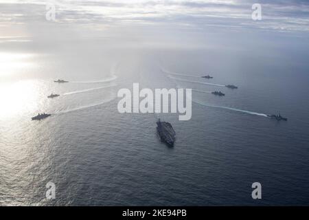 Auf See. 26. Oktober 2022. Der erstklassige Flugzeugträger USS Gerald R. Ford (CVN 78) dampft in Formation mit der spanischen Marine-Fregatte çlvaro de Baz''n (F 101), der dänischen Fregatte HDMS Peter Willemoes (F362), der niederländischen Fregatte HNLMS De Zeven Provincien (F 802), dem Lenkflugkörper-Zerstörer USS Ramage (DDG 61) der Arleigh Burke-Klasse, Die deutsche Fregatte FGS Hessen (F 221), die niederländische Fregatte HNLMS Van Amstel (F 831) und der Lenkflugkörper-Kreuzer USS Normandy (CG 60) der Ticonderoga-Klasse, Oktober. 25, 2022. Die Gerald R. Ford Carrier Strike Group (GRFCSG) wird im Atlantischen Ozean eingesetzt, con Stockfoto