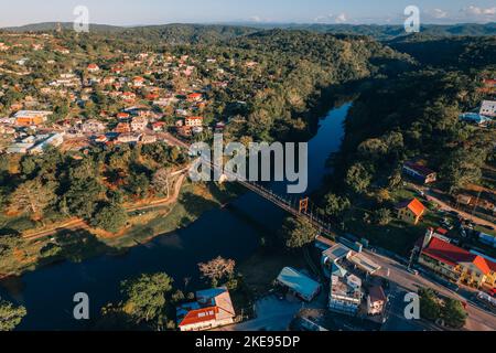 Luftaufnahmen der beiden Städte Santa Elena und San Ignacio im Cayo District, Belize. Stockfoto