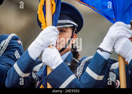 Boise, Idaho, USA. 5.. November 2022. Die Idaho Nationalgarde nahm am November an der Veteranenparade in Boise im Stadtzentrum von Idaho Teil. 5, 2022 zu Ehren von Veteranen, Vergangenheit und Gegenwart. Die Farben der Mountain Home Air Force Base Honor Guard Airmen posteten zu Beginn der Parade. Quelle: U.S. National Guard/ZUMA Press Wire Service/ZUMAPRESS.com/Alamy Live News Stockfoto