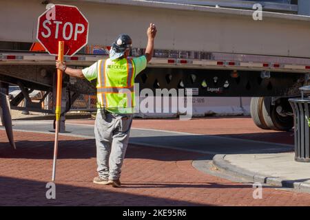 Flagger hält das Stoppschild auf der Baustelle. Stockfoto