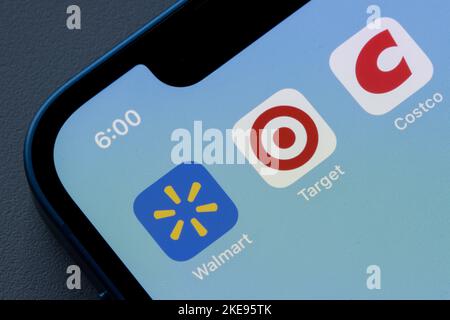 Symbole für die mobilen Apps Walmart, Target und Costco werden auf einem iPhone angezeigt. Konzept der Einzelhandelskonkurrenten. Stockfoto