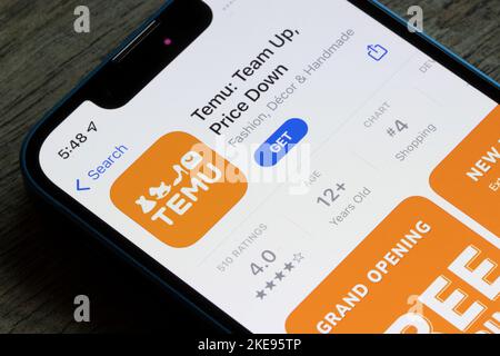 Die Temu-App wird im App Store auf einem iPhone angezeigt. Temu ist ein Online-Marktplatz und eine Tochtergesellschaft der chinesischen E-Commerce-Plattform Pinduoduo. Stockfoto
