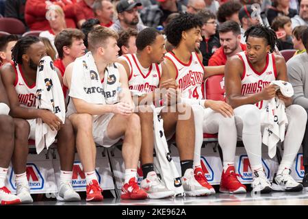 Columbus, Ohio, USA. 10.. November 2022. Die Ohio State Buckeys-Starter entspannen sich auf der Bank, als das Spiel zwischen den Charleston Southern Buccaneers und den Ohio State Buckeys in der Value City Arena, Columbus, Ohio, gut in der Hand war. (Bild: © Scott Stuart/ZUMA Press Wire) Stockfoto