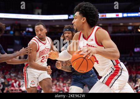 Columbus, Ohio, USA. 10.. November 2022. Ohio State Buckeys Guard Justice Sueing (14) fährt die Grundlinie während des Spiels zwischen den Charleston Southern Buccaneers und den Ohio State Buckeys in der Value City Arena, Columbus, Ohio. (Bild: © Scott Stuart/ZUMA Press Wire) Stockfoto