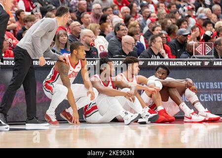 Columbus, Ohio, USA. 10.. November 2022. Die Spieler der Ohio State Buckeys warten am Torschützentisch auf die Teilnahme am Spiel zwischen den Charleston Southern Buccaneers und den Ohio State Buckeys in der Value City Arena, Columbus, Ohio. (Bild: © Scott Stuart/ZUMA Press Wire) Stockfoto