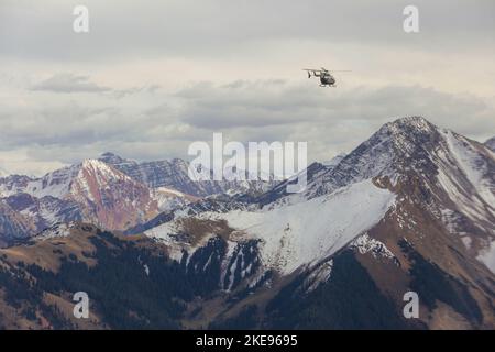 Gips, Colorado, USA. 16. Oktober 2022. Ein LUH-72 Lakota-Hubschrauber wird über bergiges Gelände in der Nähe von Gipsum, Colorado, geflogen, dem Heimatort des Flugtrainings der Höhenarmee-Nationalgarde der Colorado National Guard, kurz HAATS, im Oktober. 16, 2022. Der General der Armee, Daniel Hokanson, Chef des nationalen Gardebüros, besuchte HAATS, um einen umfassenden Rahmen für die Mission und das Trainingsumfeld zu erhalten. Kredit: U.S. Army/ZUMA Press Wire Service/ZUMAPRESS.com/Alamy Live Nachrichten Stockfoto