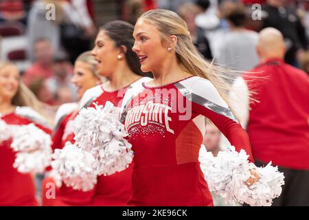 Columbus, Ohio, USA. 10.. November 2022. Das Ohio State Buckeys Dance Team tritt während des Spiels zwischen den Charleston Southern Buccaneers und den Ohio State Buckeys in der Value City Arena, Columbus, Ohio, auf. (Bild: © Scott Stuart/ZUMA Press Wire) Stockfoto