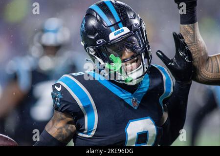 Charlotte, NC, USA. 10.. November 2022. Carolina Panthers Eckpfeiler Jaycee Horn (8) feiert nach seinem Abfangen während der ersten Hälfte des NFL-Matchup gegen die Atlanta Falcons in Charlotte, NC. (Scott Kinser/Cal Sport Media). Kredit: csm/Alamy Live Nachrichten Stockfoto