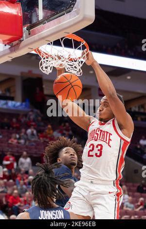 Columbus, Ohio, USA. 10.. November 2022. Der Ohio State Buckeys-Wächter Zed Key (23) schlägt den Ball während des Spiels zwischen den Charleston Southern Buccaneers und den Ohio State Buckeys in der Value City Arena, Columbus, Ohio. (Bild: © Scott Stuart/ZUMA Press Wire) Stockfoto