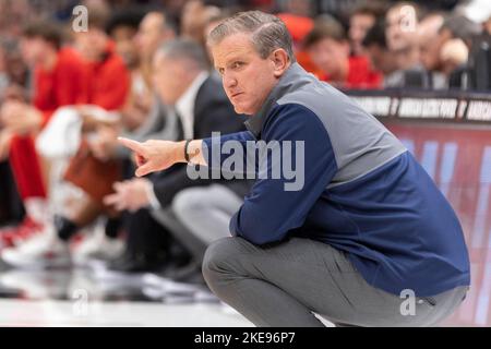 Columbus, Ohio, USA. 10.. November 2022. Charleston Southern Buccaneers Cheftrainer Barclay Radebaugh am Rande des Spiels zwischen den Charleston Southern Buccaneers und den Ohio State Buckeys in der Value City Arena, Columbus, Ohio. (Bild: © Scott Stuart/ZUMA Press Wire) Stockfoto