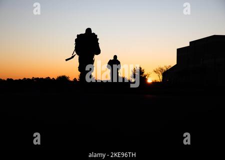 Luftwaffenstützpunkt Eglin, Florida, USA. 27. Oktober 2022. 7. Soldaten der Special Forces Group (Airborne) nehmen am 5. 27. Oktober 2022 an der jährlichen Veranstaltung „Ruck for Your Lives“ im Camp Bull Simons Teil. Soldaten führten einen 4 Meilen langen Ruck-marsch durch, während sie unvergängliche Lebensmittel zur Spende an lokale Lebensmittelbanken trugen. Jedes Bataillon konkurrierte gegeneinander, um zu sehen, wer die größte Menge an nicht verderblichen Waren gespendet hat. (Foto von Staff Sgt. Matthew Key) Credit: U.S. Army/ZUMA Press Wire Service/ZUMAPRESS.com/Alamy Live News Stockfoto