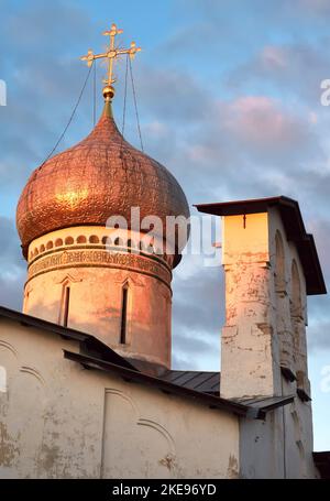 Alte russische Kirchen von Pskow. Die Kuppel der Kirche von Peter und Paul XV Jahrhundert mit altrussischen Schrift. Pskow, Russland, 2022 Stockfoto