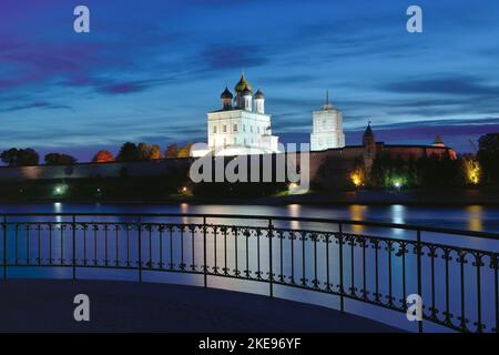 Der Altrussische Pskow-Kreml. Trinity Cathedral hinter den Festungsmauern bei Nacht. Pskow, Russland, 2022 Stockfoto