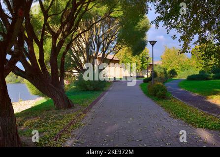 Der Altrussische Pskow-Kreml. Ein Park am Flussufer in der Nähe der Festungsmauern. Pskow, Russland, 2022 Stockfoto
