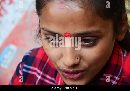 Gesicht des nepalesischen Mädchen posiert Porträt zwischen Verwendung Henna Tinte schreiben Zeichnung malen mehndi Henna Tattoo als Körper Kunst Muster auf der Hand des Reisenden in thamel ol Stockfoto