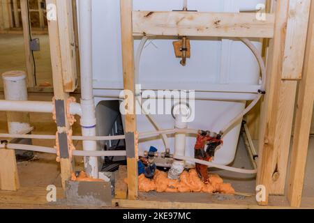 Im Bau mit neuen Acryl-Badewanne im neuen Haus der unfertigen Sanitär-Bad installiert Stockfoto