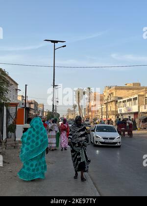 St. Louis, Senegal. 31. Oktober 2022. Passanten wandern auf der Langue de Barbarie in St. Louis. Quelle: Lucia Weiß/dpa/Alamy Live News Stockfoto