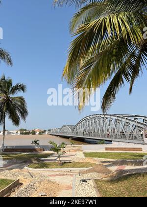 St. Louis, Senegal. 02.. November 2022. Die Faidherbe-Brücke überspannt den Senegal in St. Louis. Quelle: Lucia Weiß/dpa/Alamy Live News Stockfoto