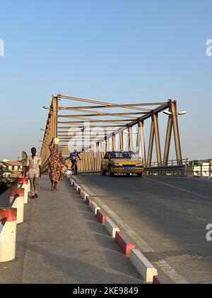 St. Louis, Senegal. 31. Oktober 2022. Eine Brücke in St. Louis überquert den Senegal. Quelle: Lucia Weiß/dpa/Alamy Live News Stockfoto