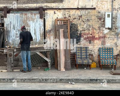 St. Louis, Senegal. 31. Oktober 2022. Ein Zimmermann steht vor seinem Atelier in St. Louis. Quelle: Lucia Weiß/dpa/Alamy Live News Stockfoto