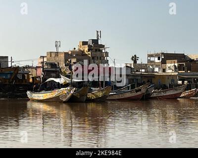 St. Louis, Senegal. 31. Oktober 2022. Fischerboote befinden sich auf dem Senegal in St. Louis. Quelle: Lucia Weiß/dpa/Alamy Live News Stockfoto