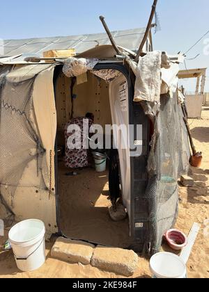 St. Louis, Senegal. 31. Oktober 2022. Der Eingang zu einem Zelt ist in der Zeltstadt Diougoup in St. Louis geöffnet. Quelle: Lucia Weiß/dpa/Alamy Live News Stockfoto