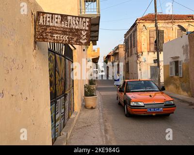 St. Louis, Senegal. 31. Oktober 2022. Ein Taxi fährt durch die engen Gassen der kolonialen Altstadt von St. Louis. Quelle: Lucia Weiß/dpa/Alamy Live News Stockfoto