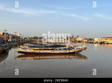 St. Louis, Senegal. 31. Oktober 2022. Fischerboote ankern auf dem Senegal in St. Louis. Quelle: Lucia Weiß/dpa/Alamy Live News Stockfoto