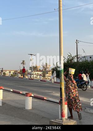 St. Louis, Senegal. 31. Oktober 2022. Eine Frau geht über eine Brücke, die den Senegal in St. Louis überquert. Quelle: Lucia Weiß/dpa/Alamy Live News Stockfoto