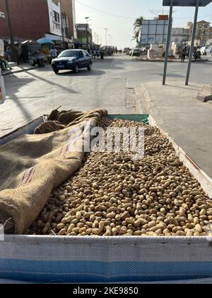 St. Louis, Senegal. 31. Oktober 2022. Frische Erdnüsse liegen auf einem Handwagen in der Küstenstadt St. Louis. Quelle: Lucia Weiß/dpa/Alamy Live News Stockfoto