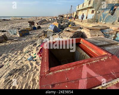 St. Louis, Senegal. 31. Oktober 2022. Diese Fischbehälter aus Kunststoff am Strand von St. Louis sind leer. Quelle: Lucia Weiß/dpa/Alamy Live News Stockfoto