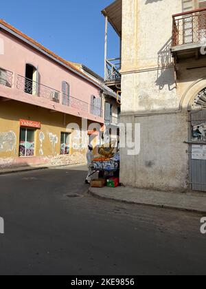 St. Louis, Senegal. 31. Oktober 2022. Ein Mann steht an einer Straßenecke in der Innenstadt von St. Louis. Quelle: Lucia Weiß/dpa/Alamy Live News Stockfoto