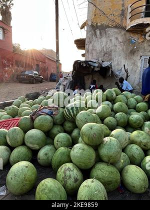 St. Louis, Senegal. 31. Oktober 2022. Melonen stehen an einer Straßenecke in St. Louis zum Verkauf. Quelle: Lucia Weiß/dpa/Alamy Live News Stockfoto