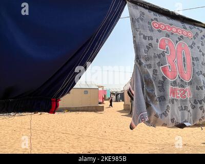 St. Louis, Senegal. 31. Oktober 2022. Die Wäsche trocknet in der Sonne in der Zeltstadt Diougoup in St. Louis. Quelle: Lucia Weiß/dpa/Alamy Live News Stockfoto