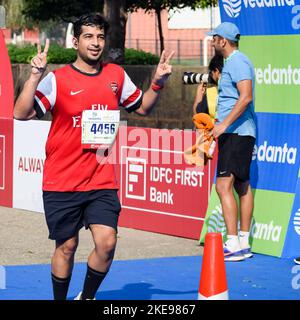 Neu Delhi, Indien - Oktober 16 2022 - Vedanta Delhi Halbmarathon nach Covid, bei dem die Marathonteilnehmer kurz vor der Ziellinie, Delhi, die Ziellinie überqueren Stockfoto