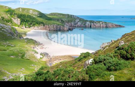 Schottischer Campingplatz, atemberaubender Sand, ruhiges, azurblaues atlantisches Meer, sonniger Sommermorgen, mit Gras bewachsen, unter dem Beinn Ceannabeinne Berg, wunderschöne Stockfoto