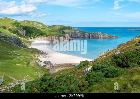 Schottischer Campingplatz, atemberaubender Sand, ruhiges, azurblaues atlantisches Meer, sonniger Sommermorgen, mit Gras bewachsen, unter dem Beinn Ceannabeinne Berg, wunderschöne Stockfoto