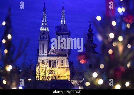 Advent in Zagreb 2021-22. Kathedrale Von Zagreb, Kroatien Stockfoto